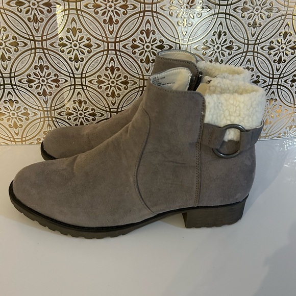 Serra Women’s Ankle Booties. Size 9. Zip closure. Preowned. Good condition. - Picture 3 of 8